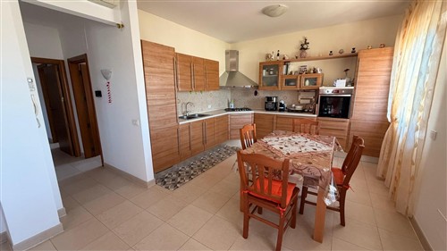 Villa a Pochi Passi, Completa di Tutti i Servizi. Buono Stato.